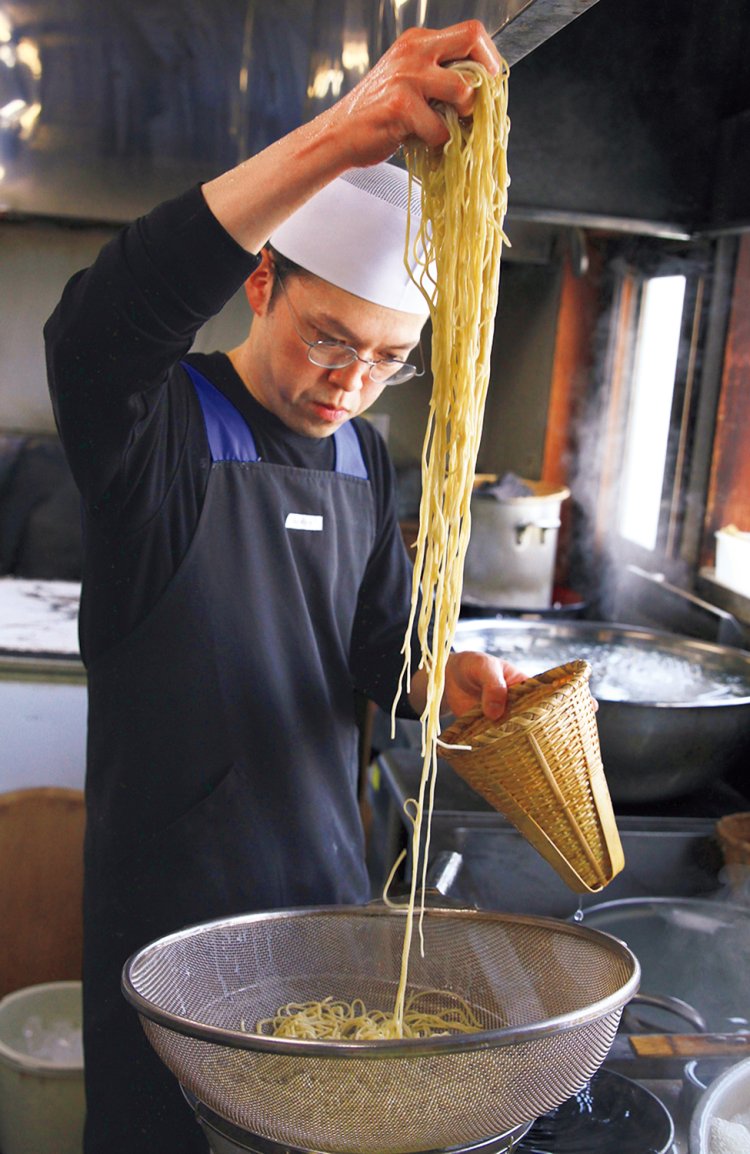 2代目の黒岩隆臣さんは、初代からそば打ちを継承。
