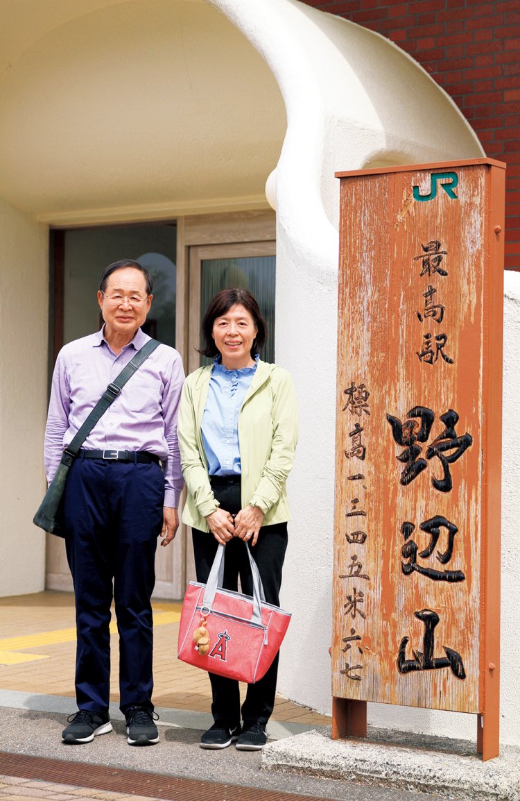 フラッシュを光らせて撮影すると、駅舎天井には星座が現れる（上）。宿泊先の小淵沢から小海線で野辺山駅へ来たご夫婦。「間近に見上げる八ヶ岳が大迫力」。