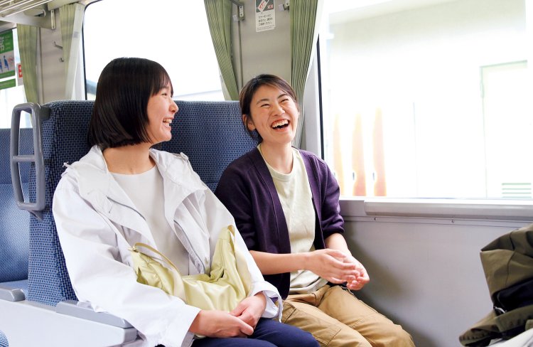 小海線初乗車の二人。「ボタンを押さないと、ドアが開かないのにビックリ！」。