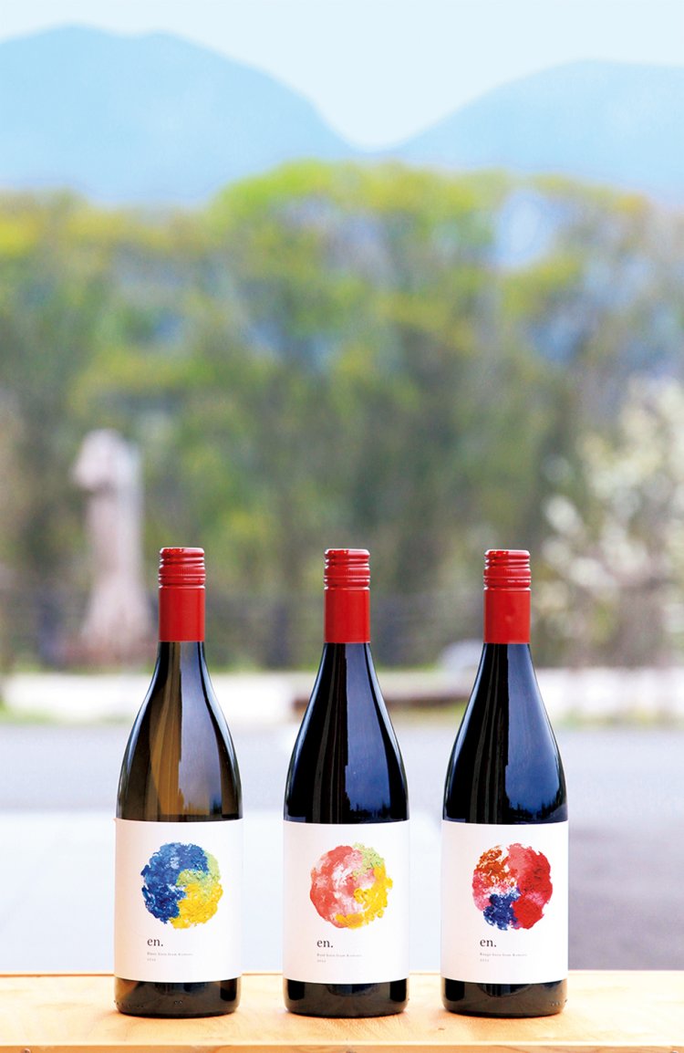 『Komorokko Farm & Winery』のワイン「en.2022」は赤、白、ロゼの3種で各4400円。