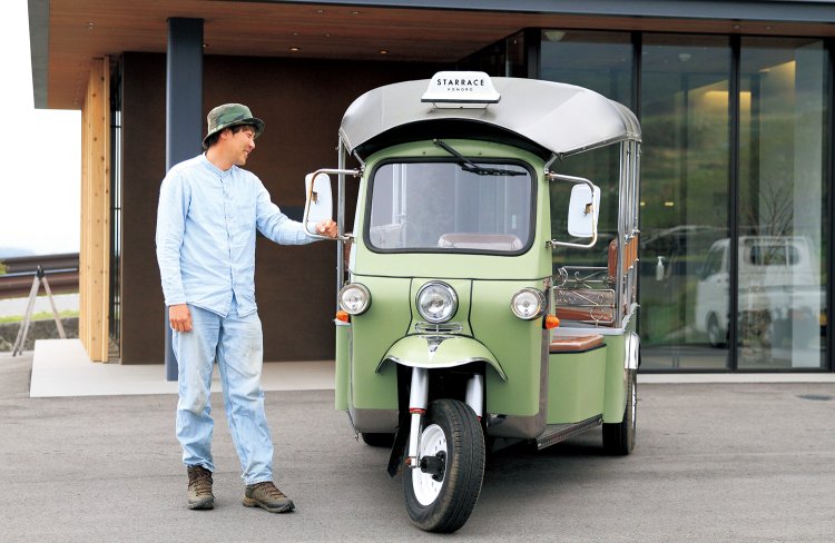 醸造長の小船睦巳さん。「トゥクトゥクは ワイナリーツアーで活躍しています」。