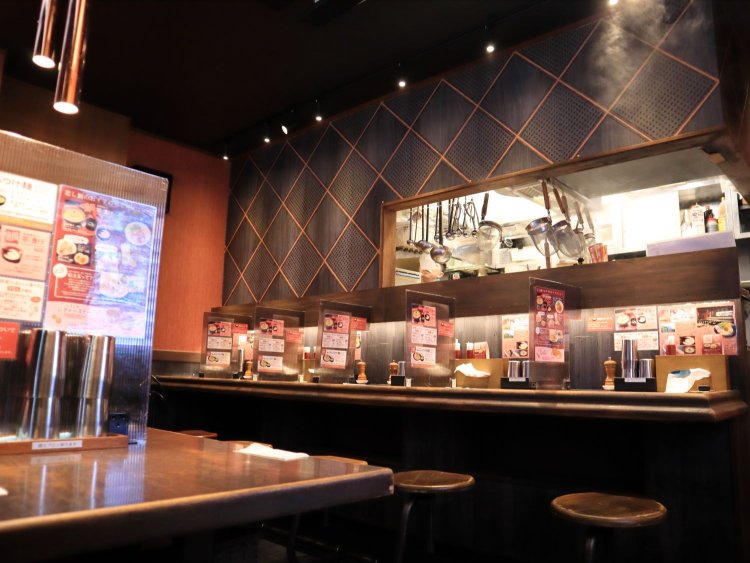 店内にはカウンター6席と、4人掛けのテーブルが2台。