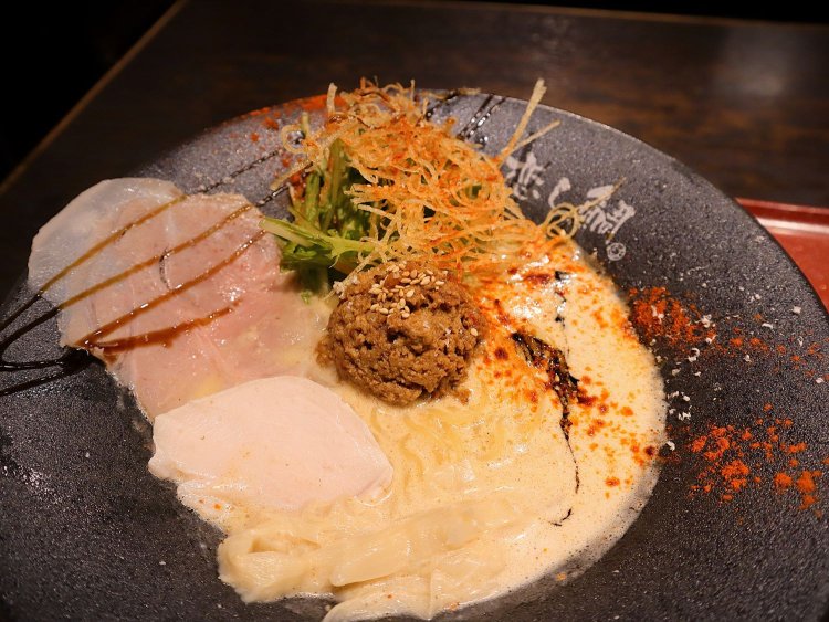 ……担々麺？ これは担々麺なのか？