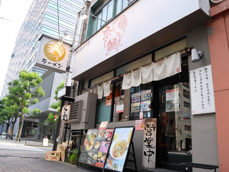 水道橋西通りの大きな交差点にあり、華やかな看板も目立つため、すぐに見つけられる。