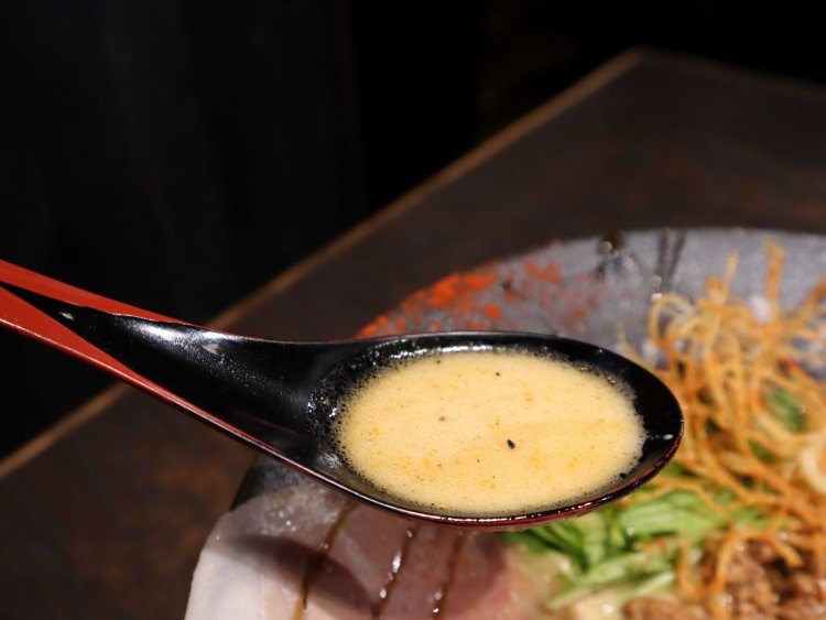 注文時に選んだ辛さに応じて、辛味がスープに混ぜこまれる。