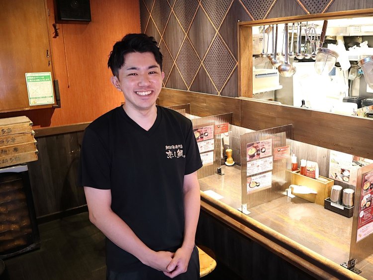 4代目店長の菅原さん。