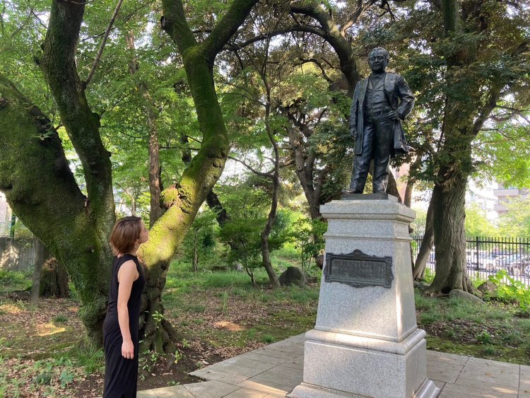 これが渋沢栄一像か。意外と小さい。