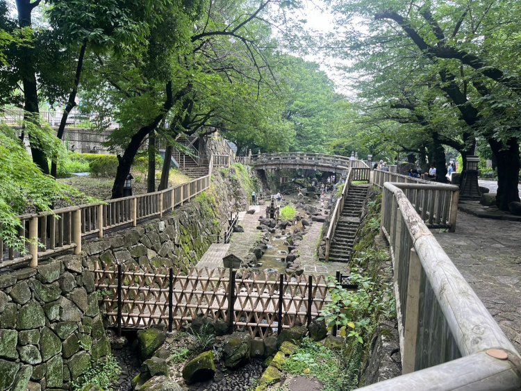 真っすぐ進んで行くと水遊びしている子たちもいていい感じだ。