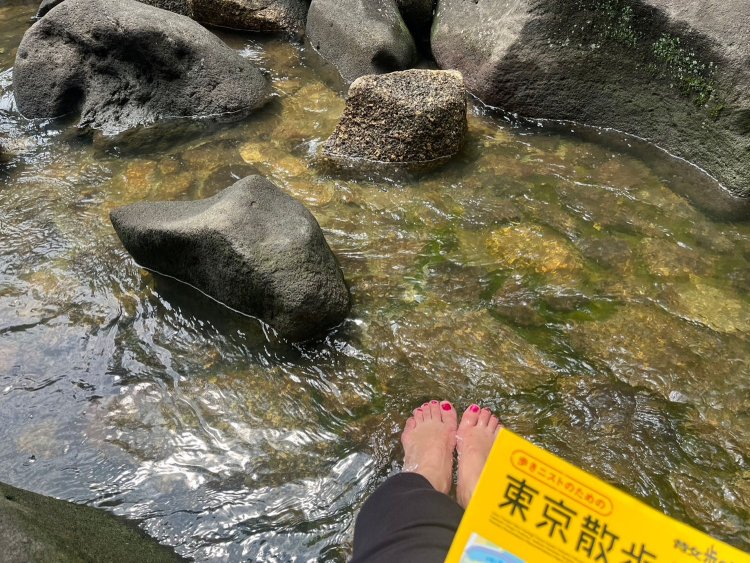 水に足をつけて一休み。