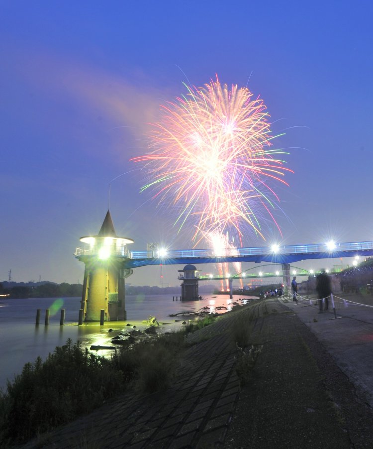 取水塔と花火の組み合わせは撮影スポットとしても人気。