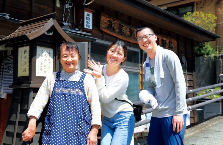 受付のおかあさん（左）と沢渡ファンのご兄弟。笑顔の源は温泉にあり。カラダもココロも軽～くなる。