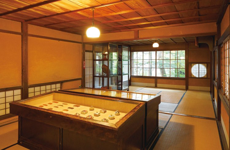 日本髪を結う際に使われた油壺や挿し櫛、かんざしなどが展示される2階の部屋。窓から庭を眺められる。