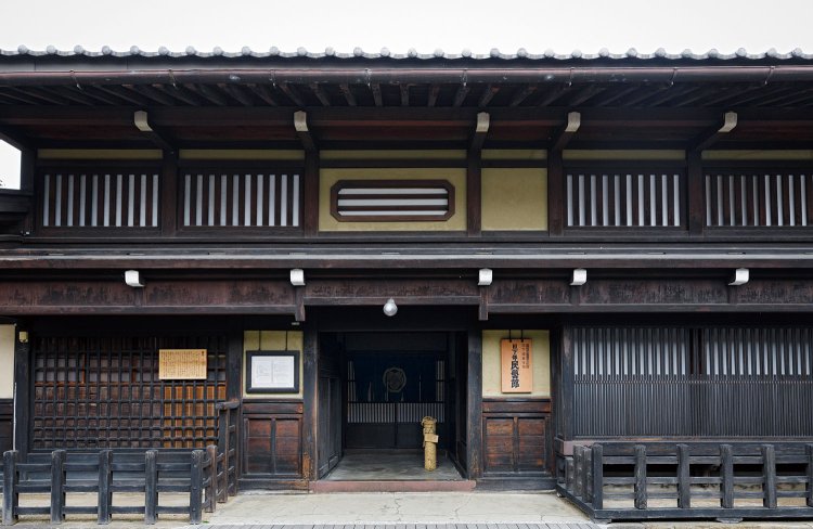 軒先がせり出すせがい造りや窓の様式にも名家の貫禄が漂う。国の重要文化財に指定。