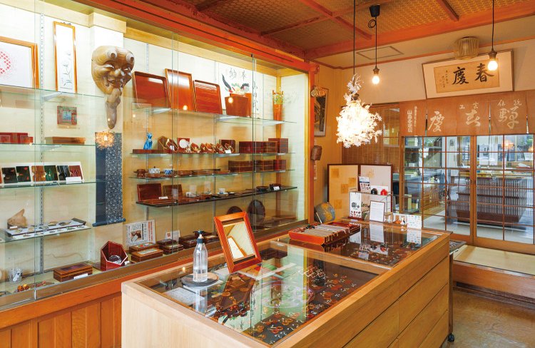 重箱からアクセサリーまで種類豊富に並ぶ。