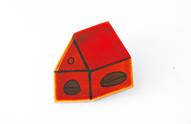 かわいらしい家形のブローチ（中）2000円。漆の光沢を身につけ、服のワンポイントに！
