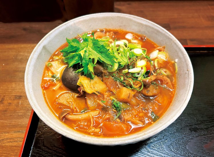 飛騨牛すじ煮込みうどん1600円。20種以上の野菜が入り、麺はもちもち。