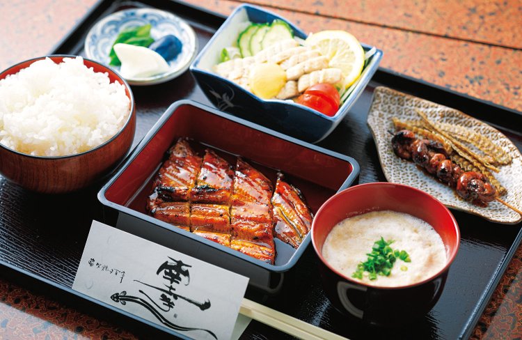 うなぎ定食 上3900円。蒲焼きに肝の串焼きや骨せんべい、呉汁などが付く。