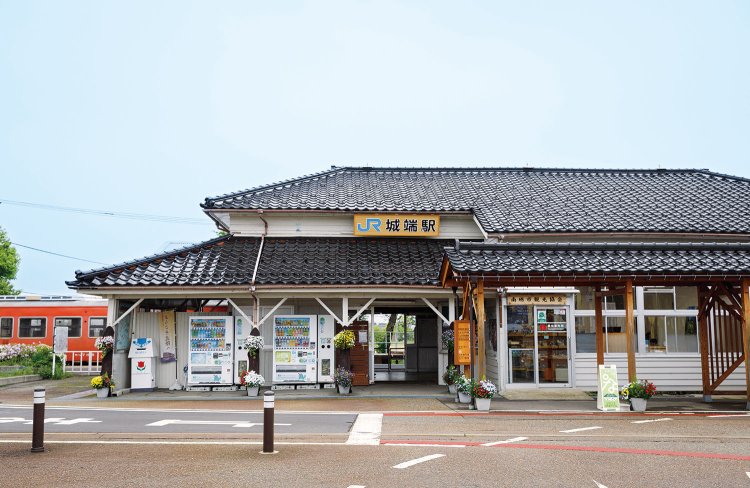 城端線の終着駅・城端駅は、木造瓦葺きの駅舎がローカルな雰囲気。