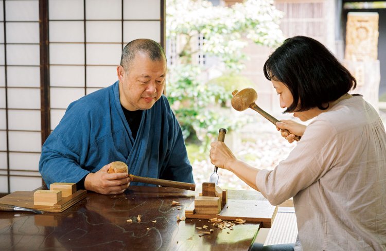 地元のベテラン彫刻師が丁寧に教えてくれるので、初めてでも安心。