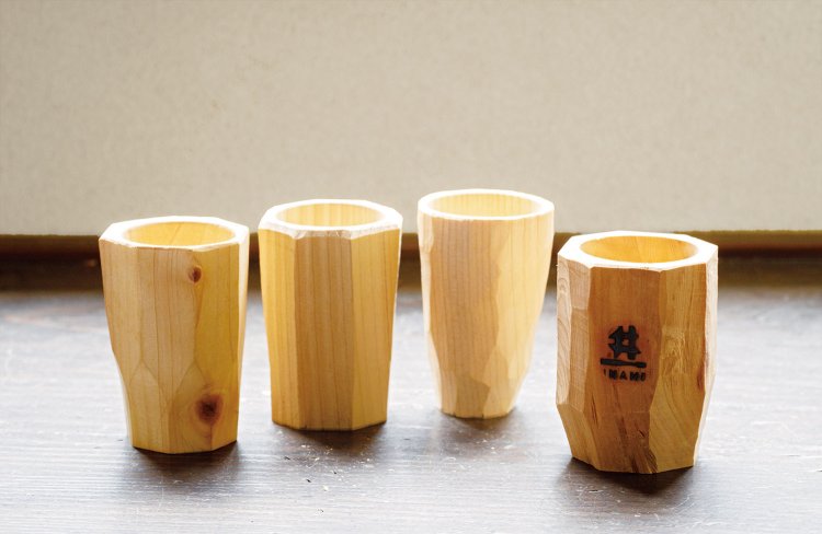 加工しやすい檜（ひのき）を使用。心地いい香りに癒やされる。好みの形に仕上げて、オリジナルの焼き印を。