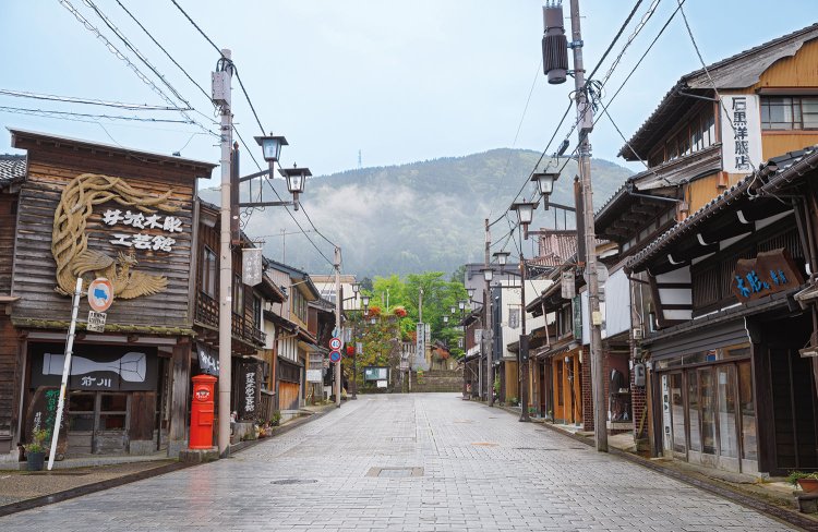 石畳の八日町通りは、八乙女山の麓に立つ瑞泉寺の表参道にあたる。