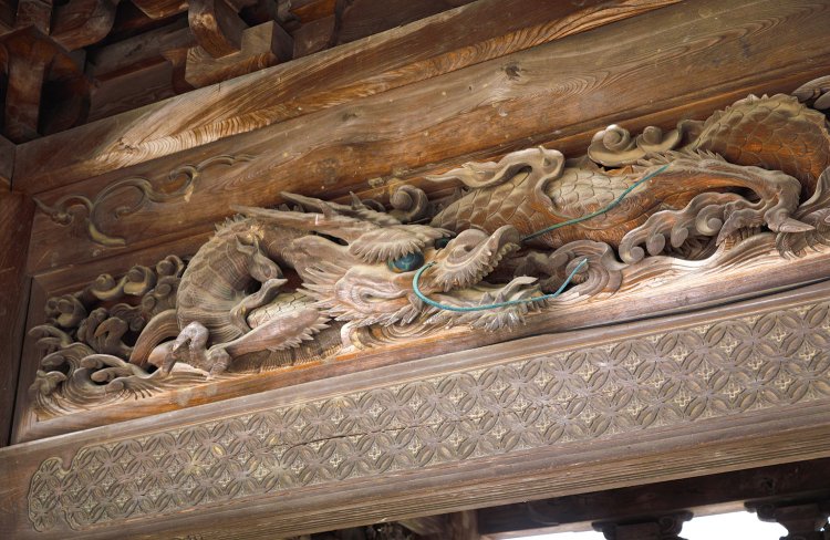 山門の正面狭間（さま）に彫られた龍は京都の彫刻師・前川三四郎の作。
