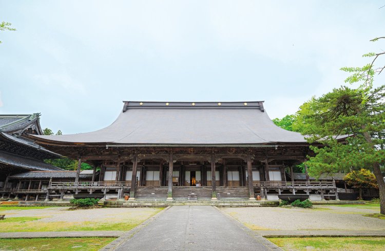 国内4番目、北陸最大の木造建築物の本堂。