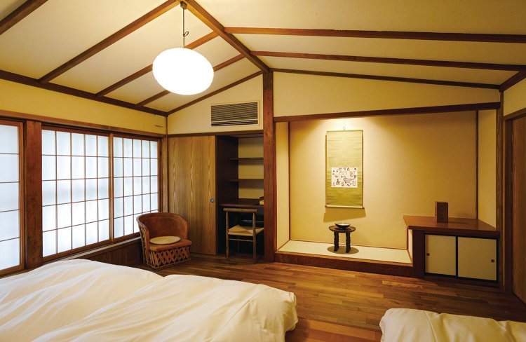 安川が愛用した革張りのイスがあるトリプルルーム。　