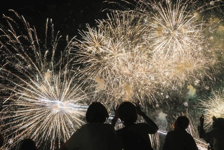 頭上に上がる満開の花火は夏のすてきな思い出に。