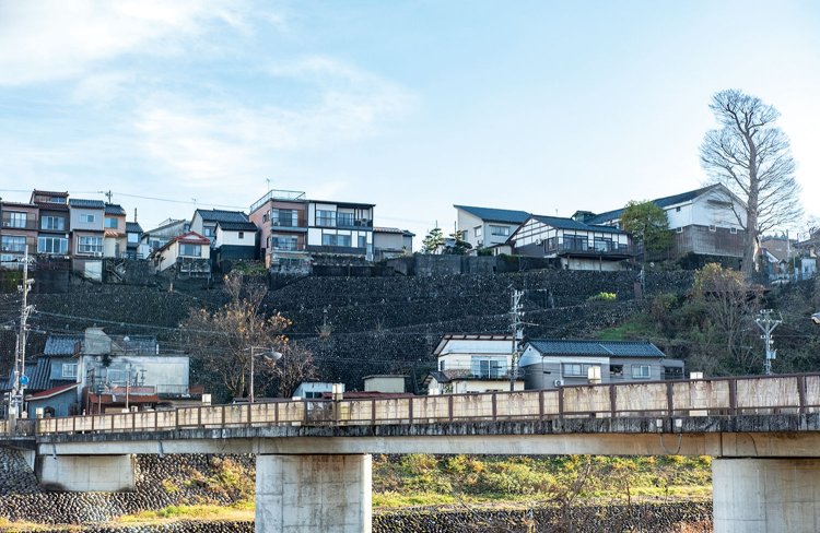 整然と高く積み上げられた石垣の上に、家が立ち並ぶ八尾の町（写真＝（C）とやま観光推進機構）。