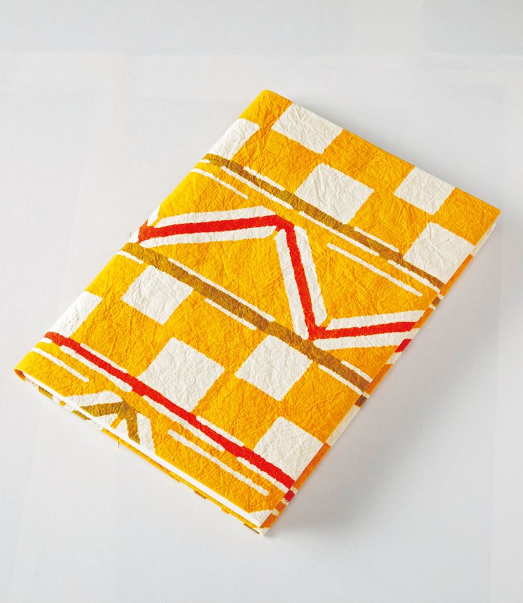 売店では和紙を型染めした文庫箱（小）5500円、はがき箱2860円（ともに写真上）、A6判ポケットノート1980円などを販売。手まりや万華鏡がモチーフ。