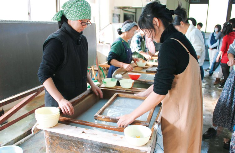 紙漉き体験770円もできる（2名～、2日前までに要予約）。