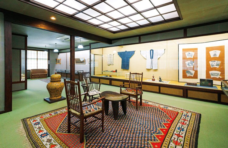 江戸～明治時代に和紙で作られた、半纏（はんてん）や茶壺を紹介。