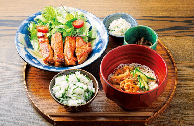 気まぐれランチ1400円。鶏の照り焼きやコシアブラごはんなど。