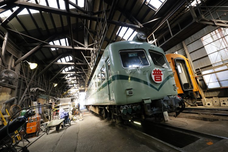 新金谷駅横、大鉄開業時から立つとされている風格ある検修庫。