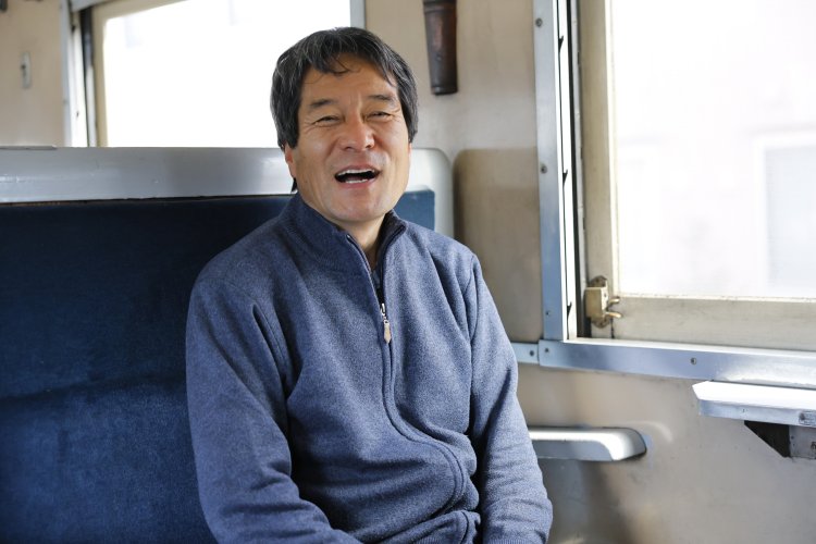 広報室の山本豊福さん。その人柄で業界内外から名物広報と親しまれている。