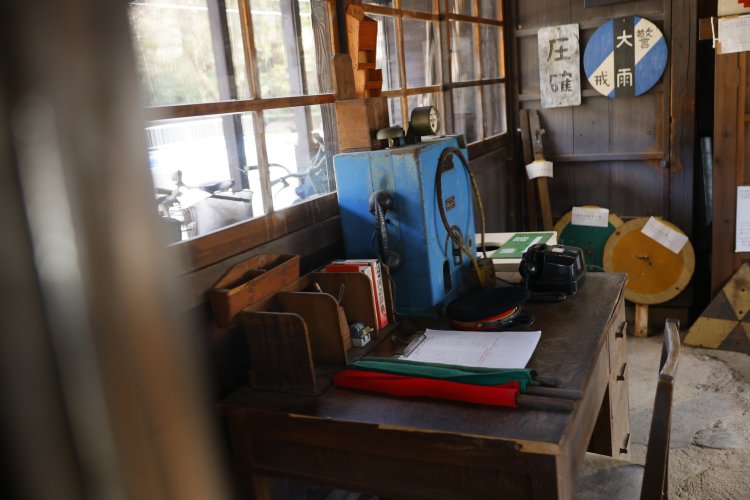 不通区間にある田野口駅。列車は来ずともきれいに整備されており、耳を澄ませば列車の音がいまにも聞こえてくるよう。