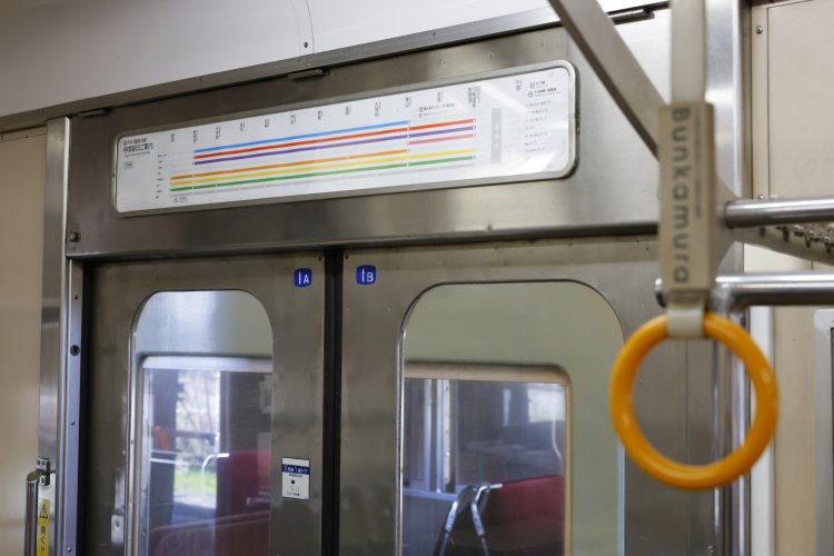 東急時代の雰囲気そのままの車内。吊り革には渋谷の「109」の文字が入ったプレートが残っている。路線図も大井川本線のものだが、デザインが「東急調」なのは鉄道ファンとしては胸が熱い。