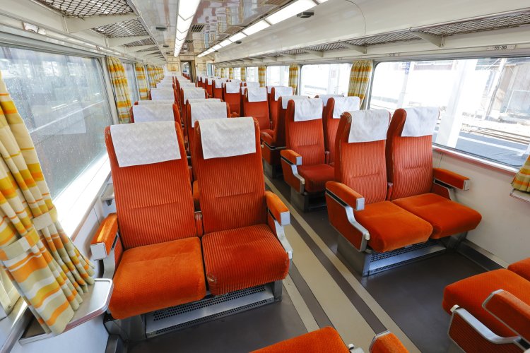 元特急車両らしく快適なシートが並ぶ。車内の色使いもどこかノスタルジック。折戸タイプの乗降ドアはギミックも楽しい。