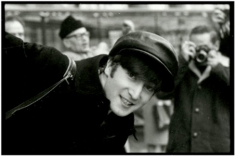 John Lennon. Paris, January 1964(C) 1964 Paul McCartney under exclusive license to MPL Archive LLP。