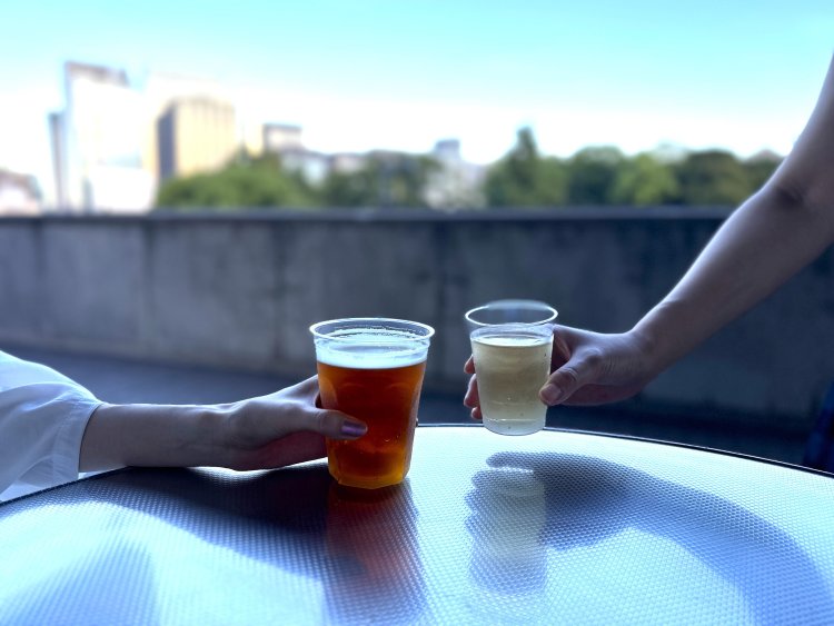 キッチンカーではドリンク・フードをテイクアウト販売。