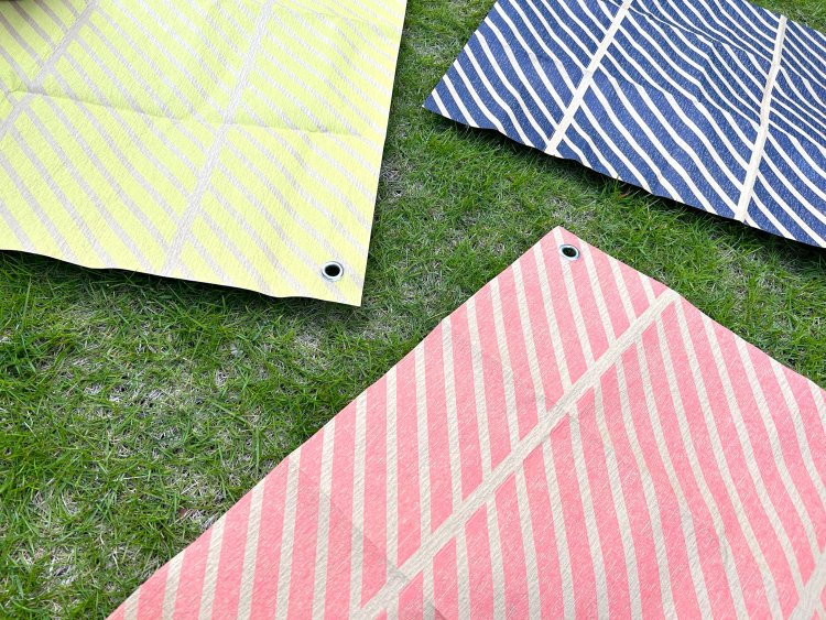 希望者にはピクニックシートを無料で貸し出し。芝生に寝転がって空を眺められる（写真はイメージ）。