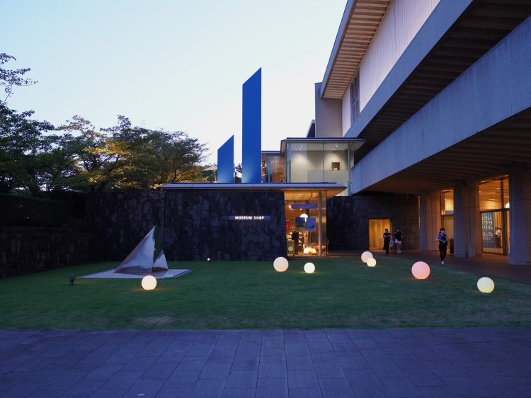 金・土曜は20時まで開館。ライトアップされた夕暮れの美術館も美しい。