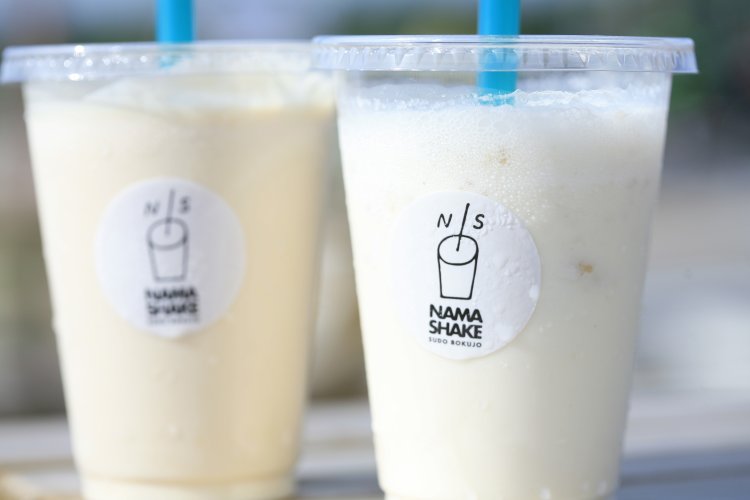 『須藤牧場』内のカフェ『CowBoy』のピーナッツ生シェイクとバナナ生シェイク。