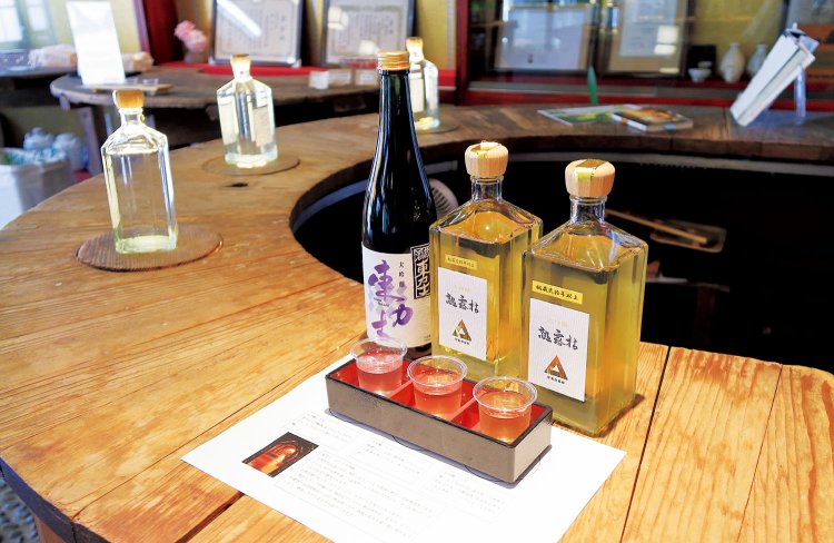 有料試飲1500円は1年、10年、20年のどうくつ熟成酒が比較できる。