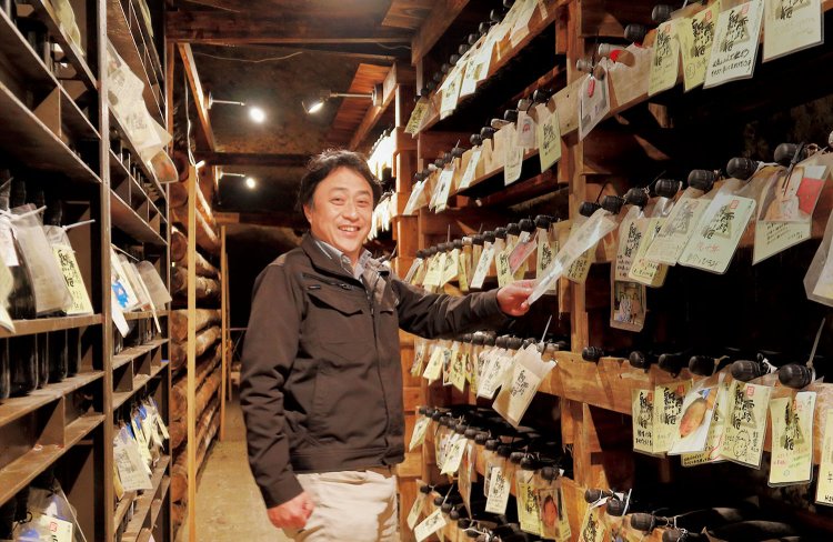 蔵元の島崎健一さん。「戦車の地下工場用に掘られた洞窟です」。