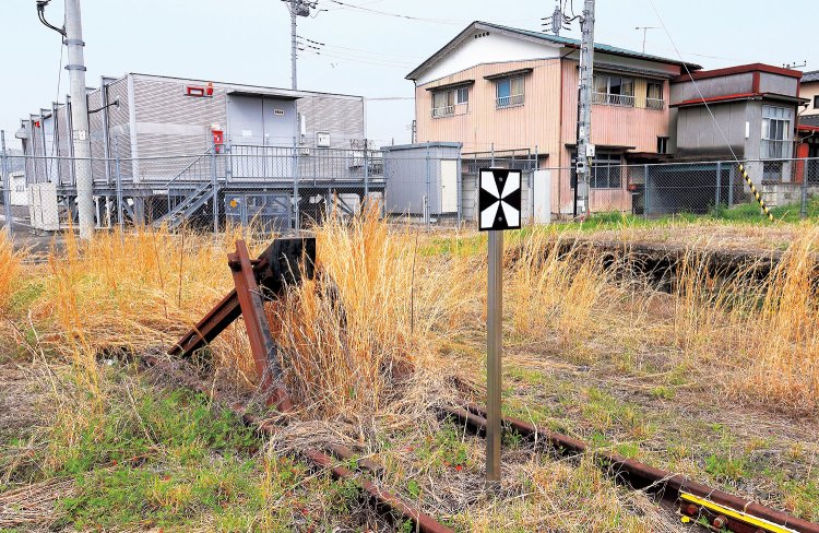 烏山駅は終着駅なので、線路に車止めがある。烏山線の開業から50年以上使用されてきた腕木式信号機（上）も。 
