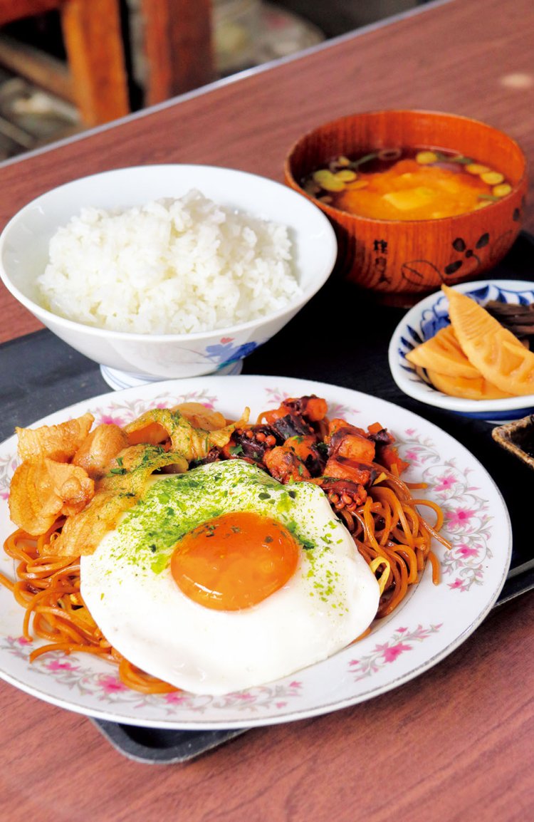 イカ、豚肉、目玉焼きがのる焼きそばスペシャル（大）セット900円には、自家製味噌を使った味噌汁、ご飯、お新香が付く。