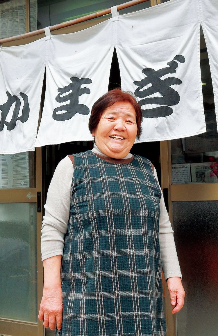 女将の阿久津友子さん。「追いソースで 自分の味にしてね」。