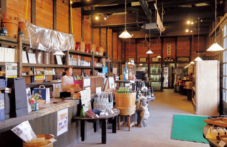 敷地内のアンテナショップでは無料と有料の試飲が可能。